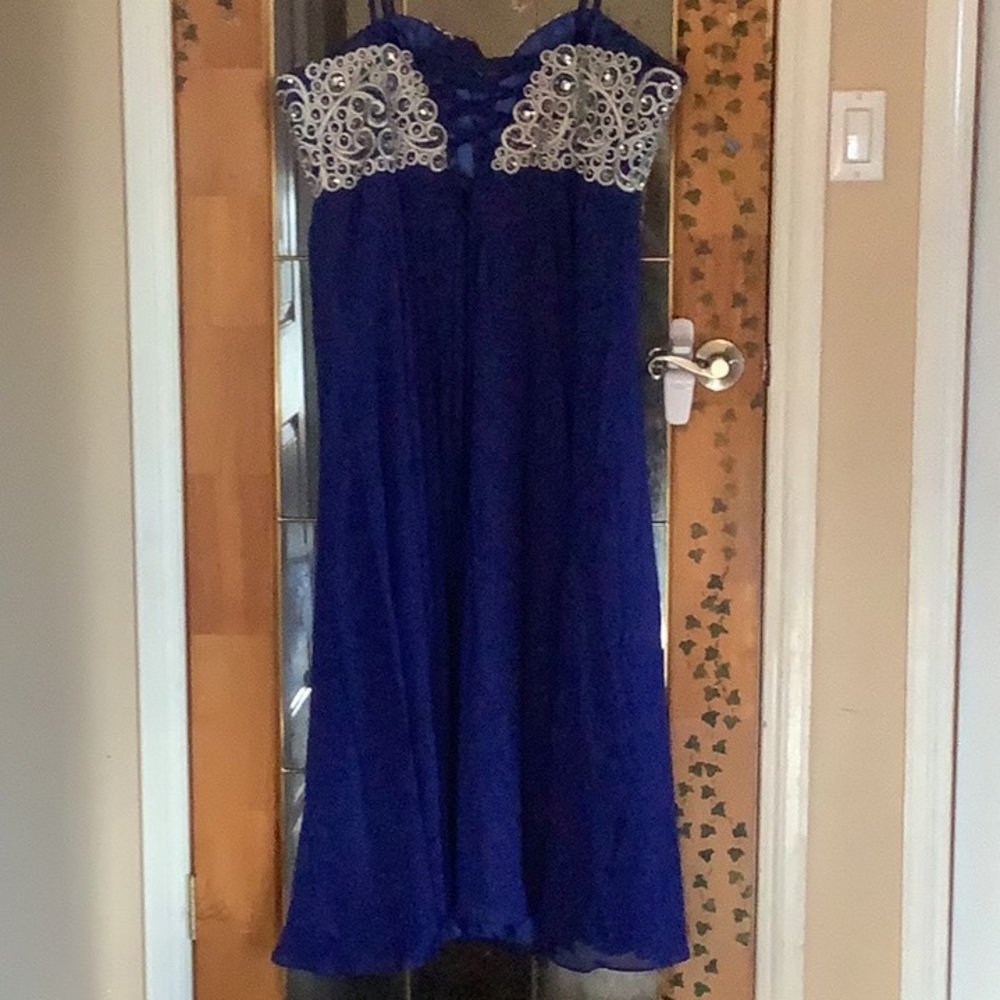 Gown - Picture 2 of 8